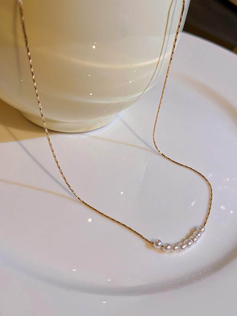 Faux Pearl Decor Necklace .