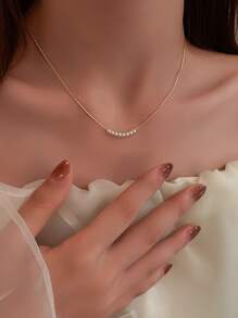 Faux Pearl Decor Necklace .