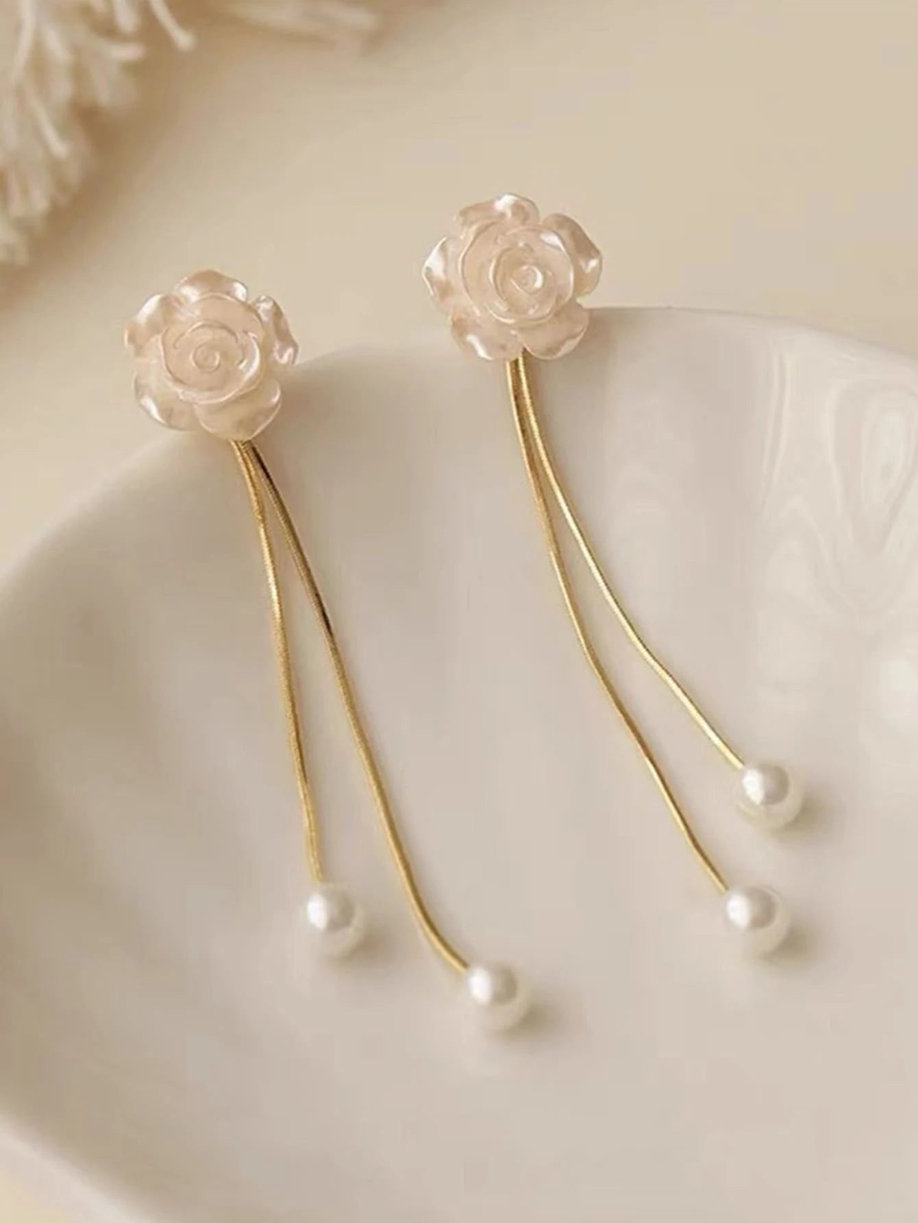 1pair White Flower, Faux Pearl & Tassel Decor Drop Earrings For Wedding Boho  Accessories  .