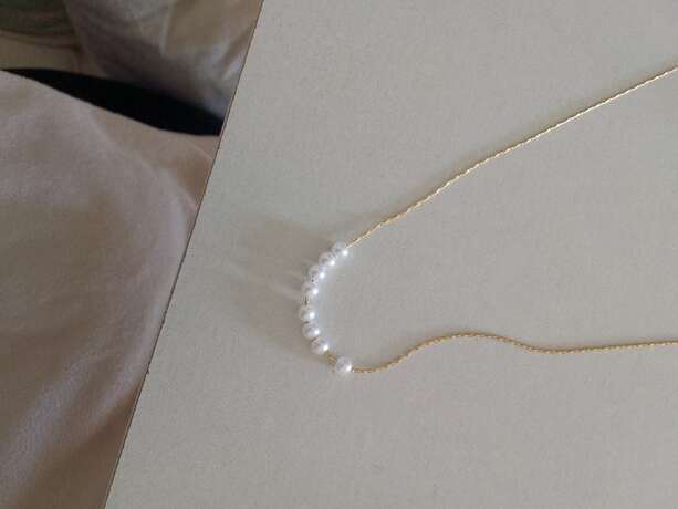 Faux Pearl Decor Necklace .